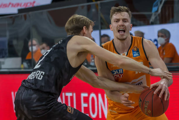 了她在硬地 了她在硬地