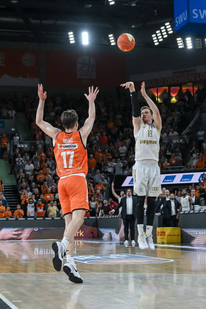 纳帅：助理教练本亚明-格吕克已与德国足协续约至年.